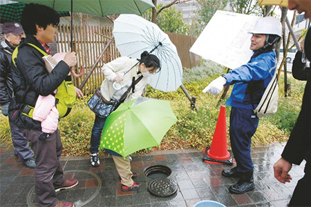 設置に適したマンホールがマンション敷地内のどこにあるかを確認する。