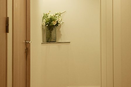 白を基調としたインテリアのポイントに、グリーンを配置するというのが大島さんのカラーコーディネイトのコンセプト。 