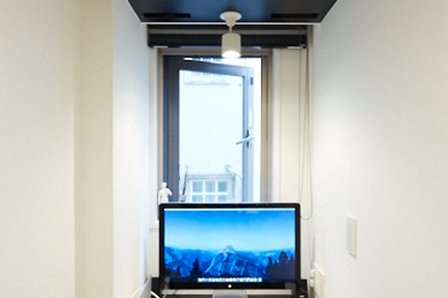 コンピュータ、プリンター、数台のハードディスクを1か所にまとめた“サーバールーム”で、配線問題もかなり解消。