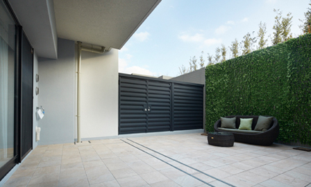 テラスに置いているガーデンソファなどは、由美さんが探したもの。緑の壁面は、光さんのDIY