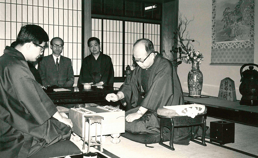 1972年に行われた、第31期名人戦第1局。大山康晴名人と中原誠十段が対局した。料亭時代には、数々の名勝負が繰り広げられていった（日本将棋連盟）。