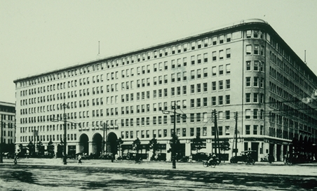 救護の拠点となった、アメリカ式の白亜の高層ビル。