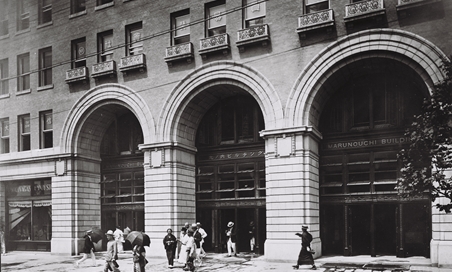 救護の拠点となった、アメリカ式の白亜の高層ビル。