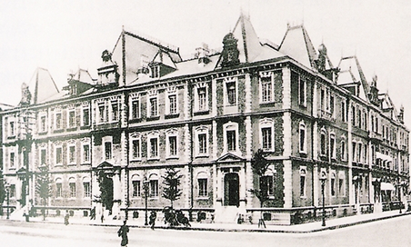 1894年(明治27年)竣工。英国人建築家ジョサイア・コンドルによって設計された、煉瓦造、地階付き3階建ての洋風事務所建築。老朽化のため1968年(昭和43年)に解体された。