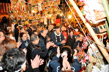 :調神社で開催される十二日まちは、浦和エリアでも有数の規模を誇るお祭りで、市内外から例年約15万人もの人が訪れるといいます。（提供：さいたま市）