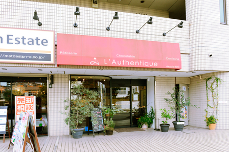 浦和駅だけでなく、お隣の「南浦和」駅周辺にも、スイーツ店やスーパーなどが数多く揃っています。（写真は「パティスリーロタンティック」）